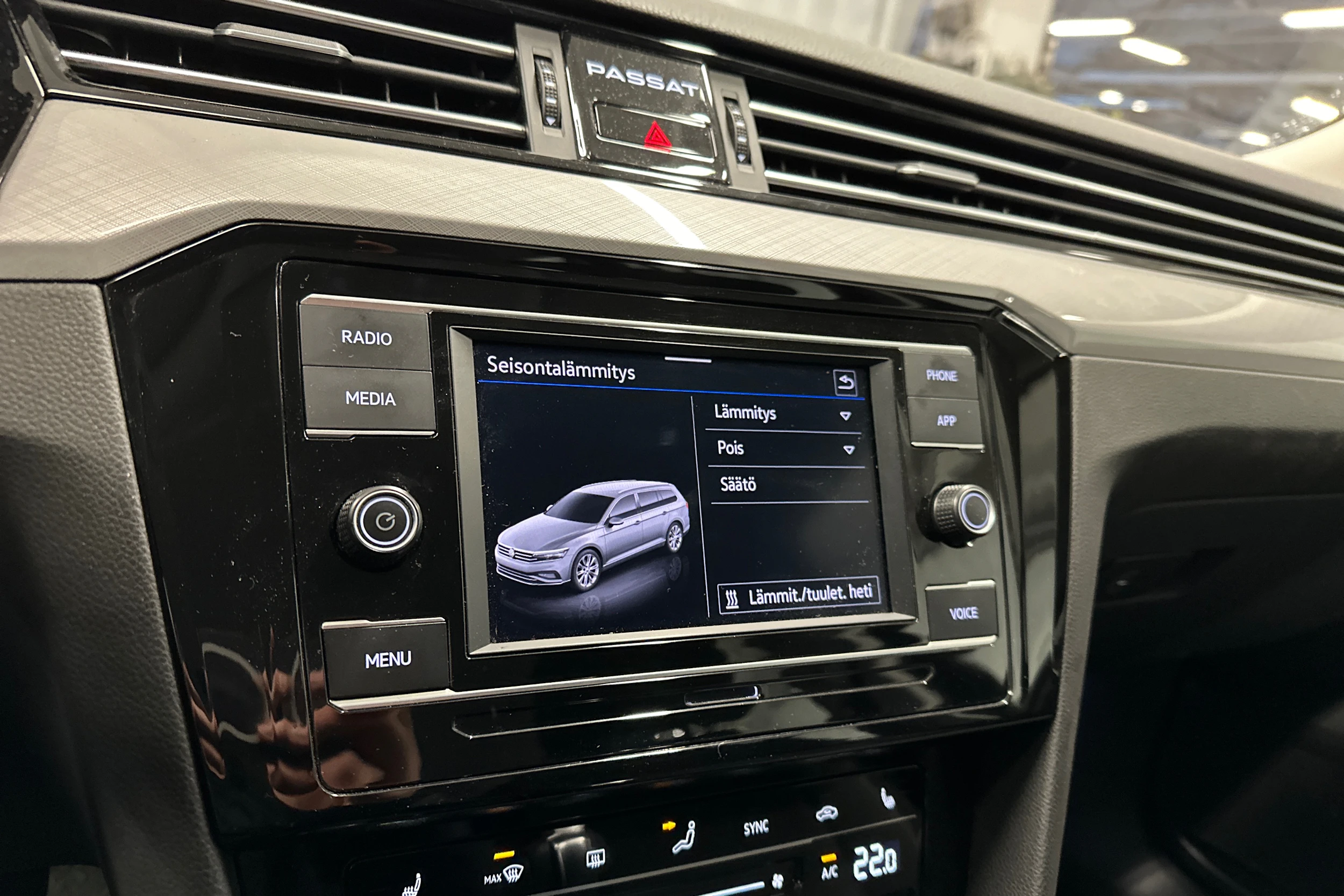 musta Volkswagen Passat 2024 kuva 17.