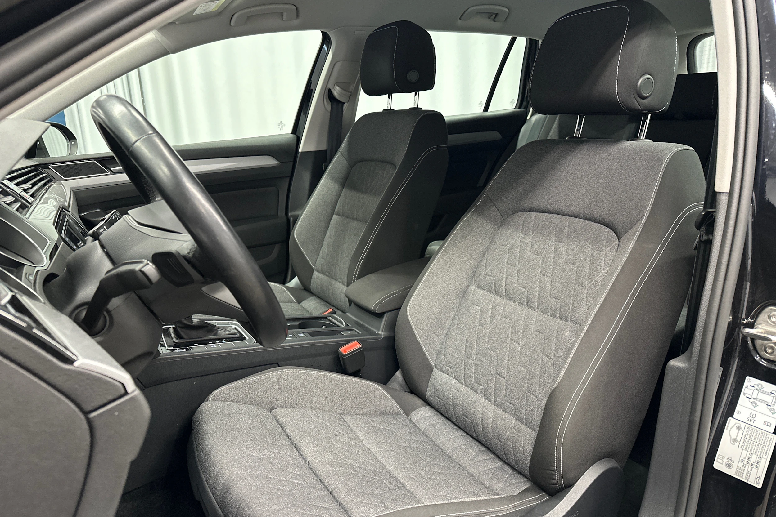 musta Volkswagen Passat 2024 kuva 19.