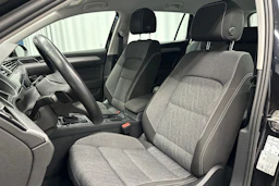 musta Volkswagen Passat 2024 kuva 19.