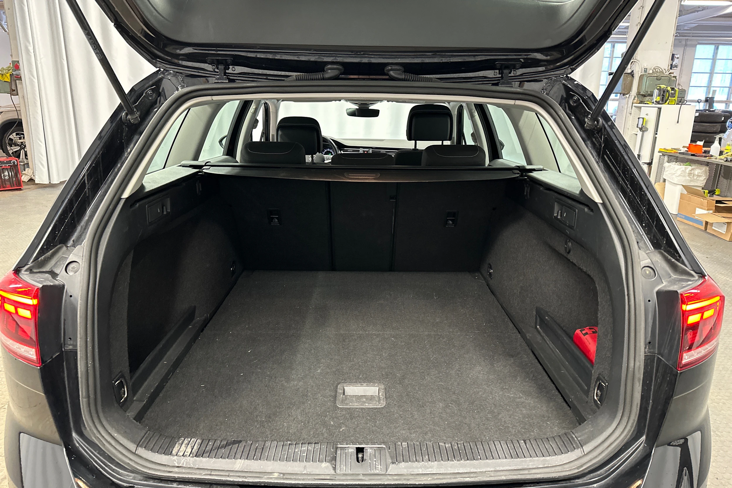 musta Volkswagen Passat 2024 kuva 20.