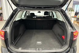 musta Volkswagen Passat 2024 kuva 20.