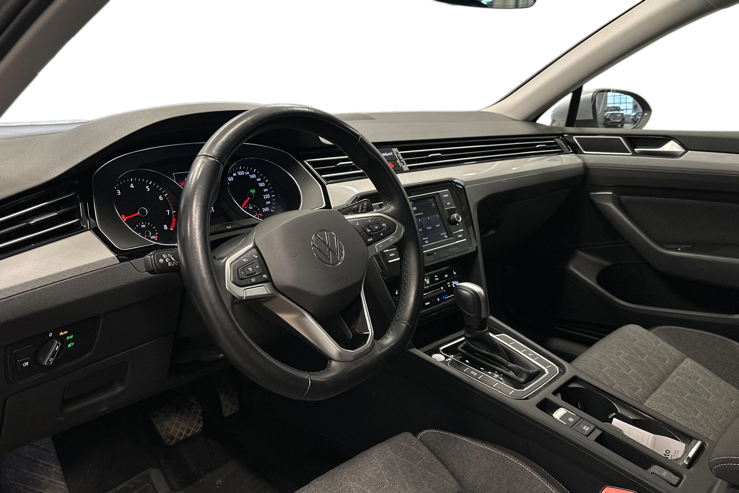 harmaa Volkswagen Passat 2024 kuva 3.