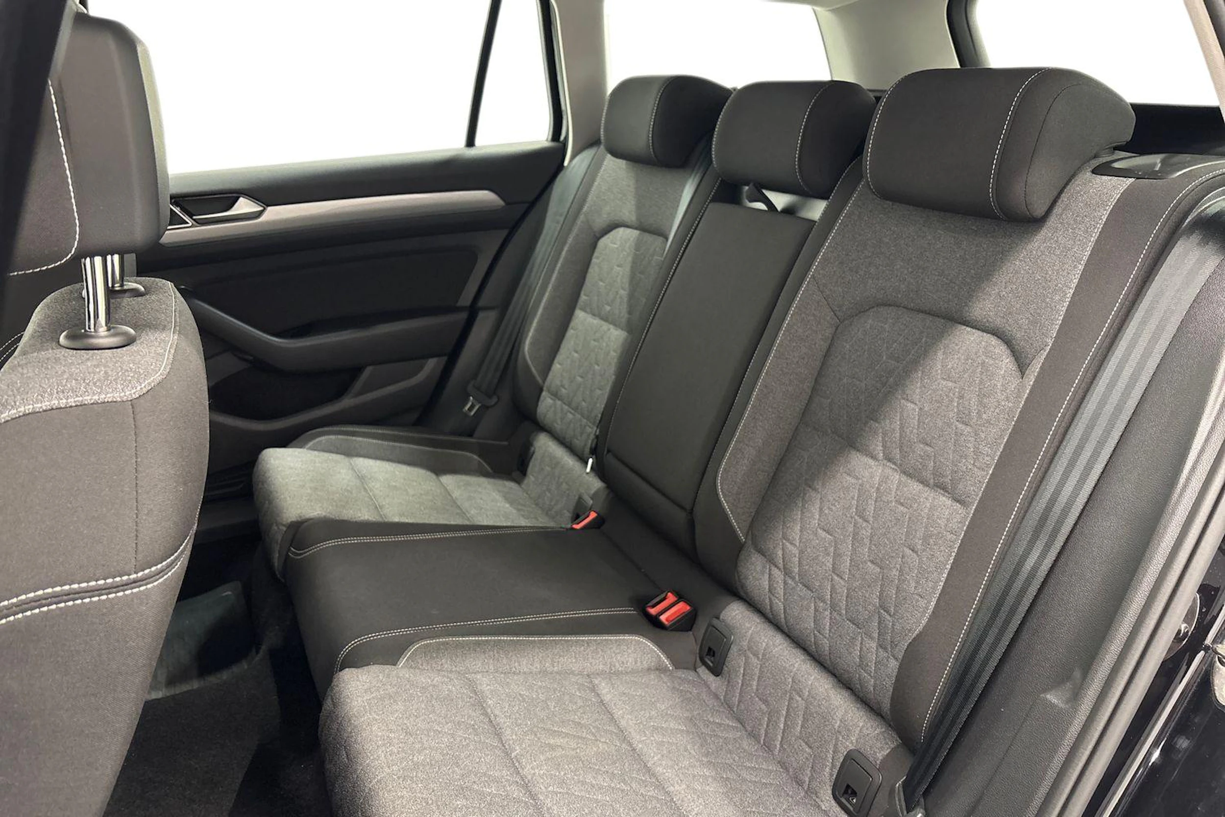 musta Volkswagen Passat 2024 kuva 8.