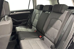 musta Volkswagen Passat 2024 kuva 8.