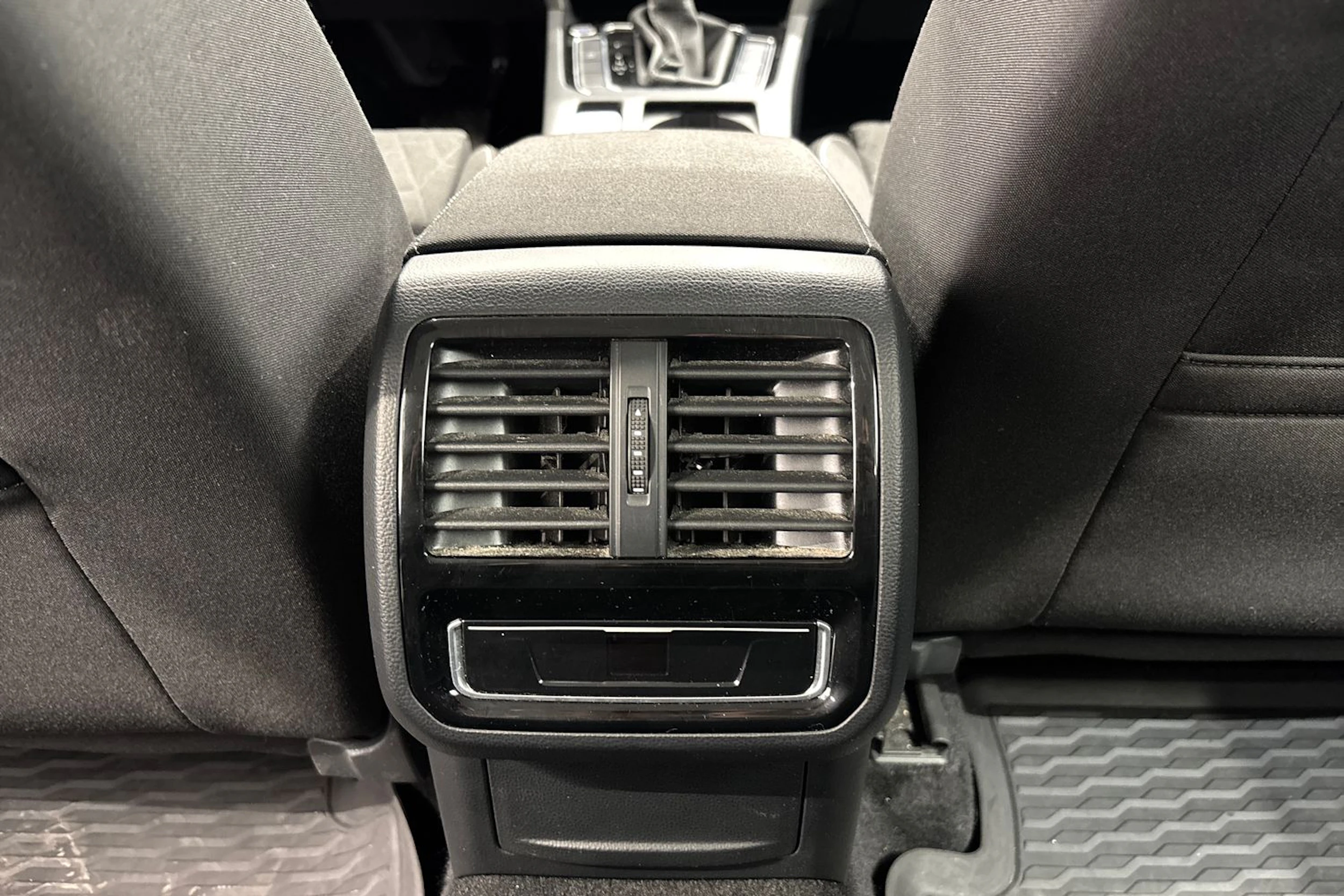 musta Volkswagen Passat 2024 kuva 12.