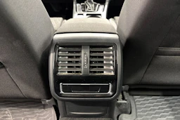 musta Volkswagen Passat 2024 kuva 12.