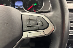 musta Volkswagen Passat 2024 kuva 15.