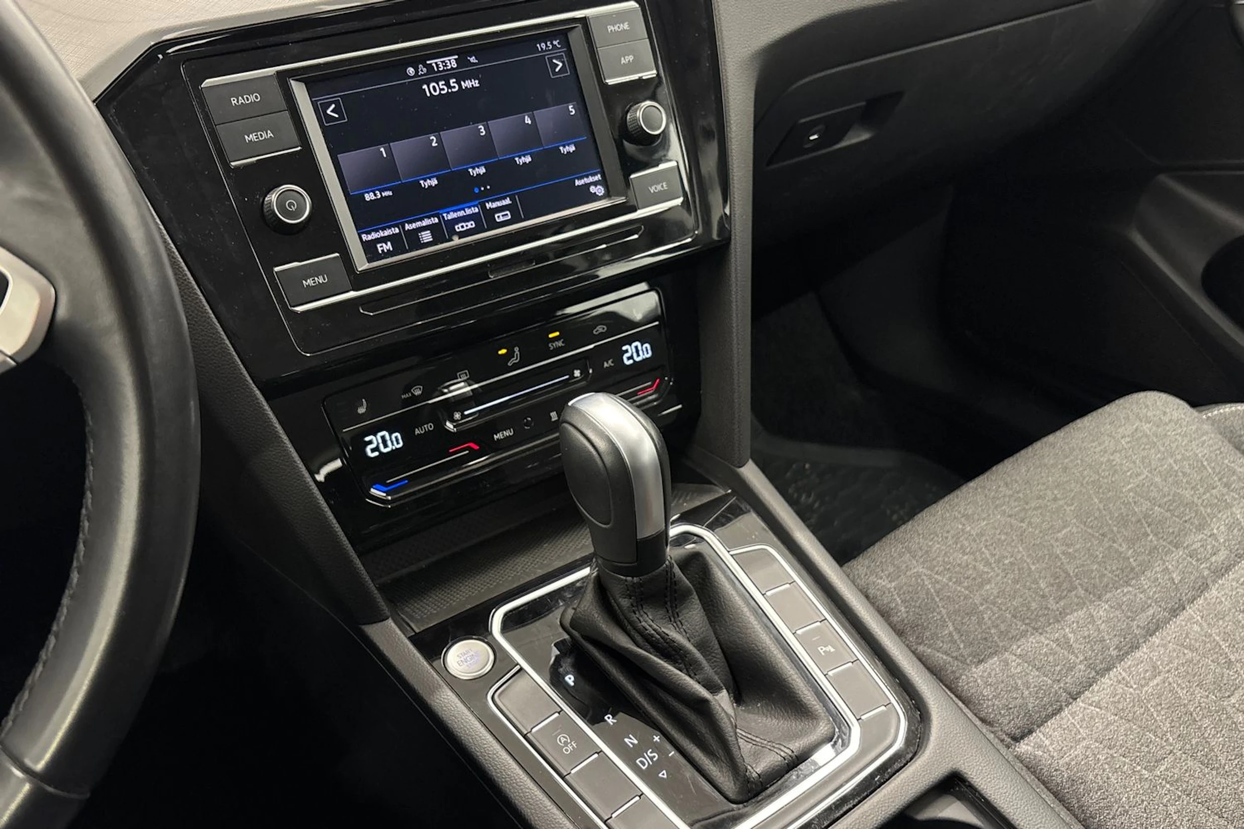 musta Volkswagen Passat 2024 kuva 17.