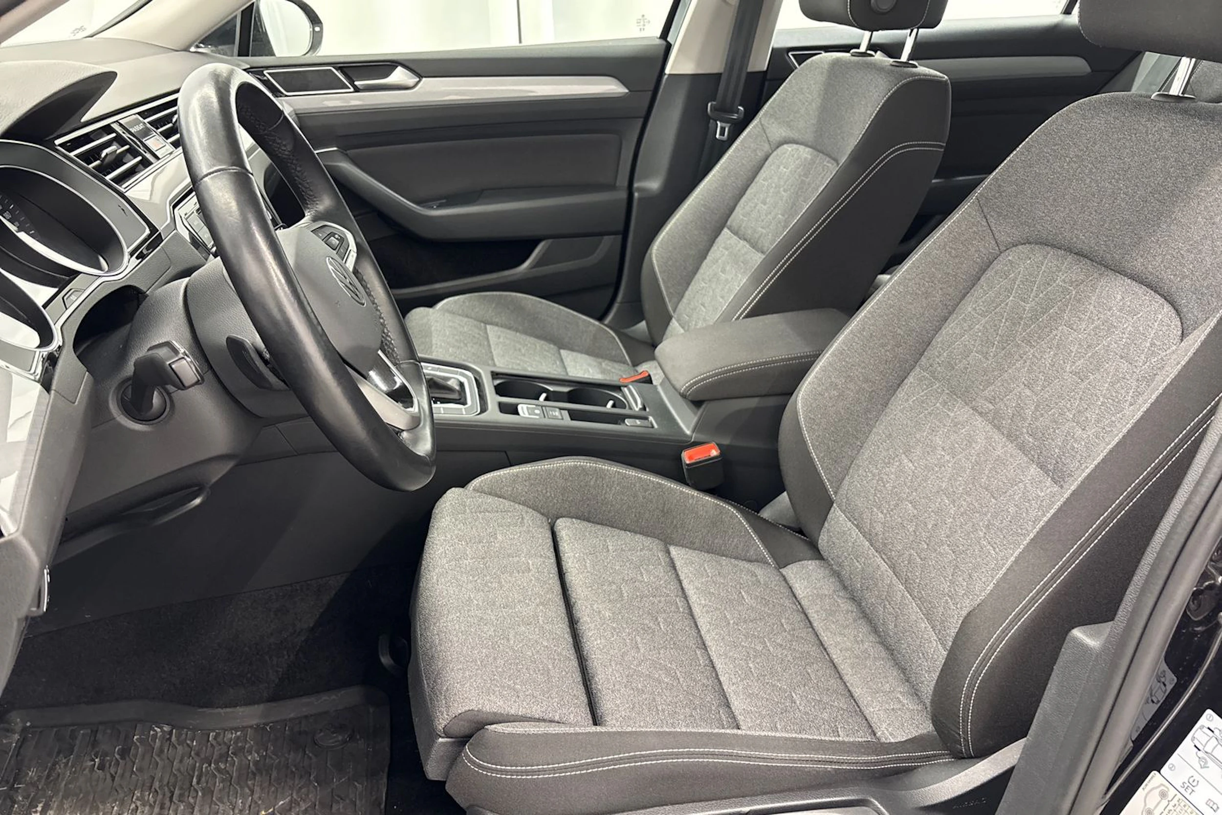 musta Volkswagen Passat 2024 kuva 19.