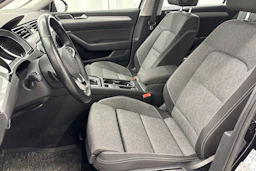 musta Volkswagen Passat 2024 kuva 19.