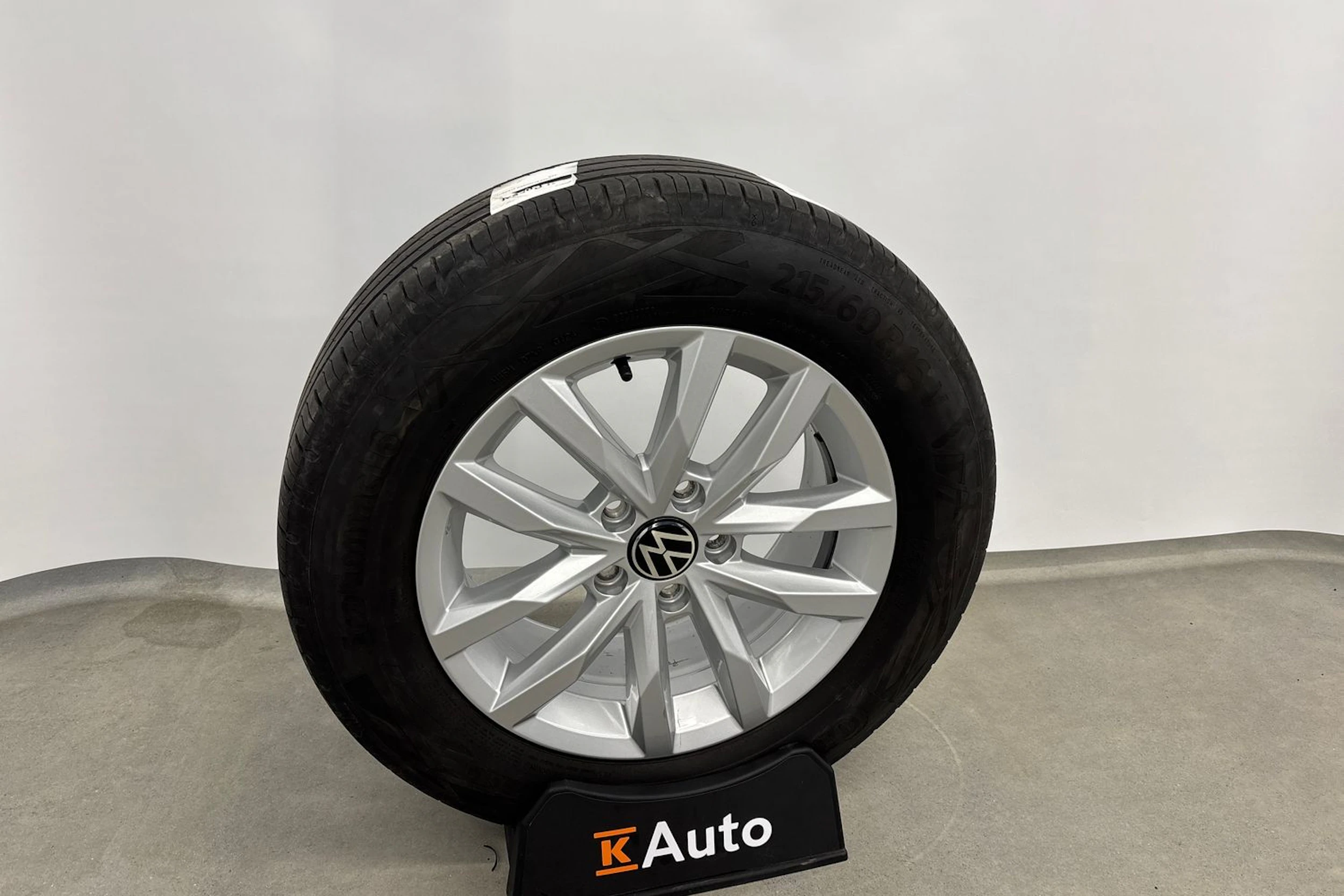 musta Volkswagen Passat 2024 kuva 20.