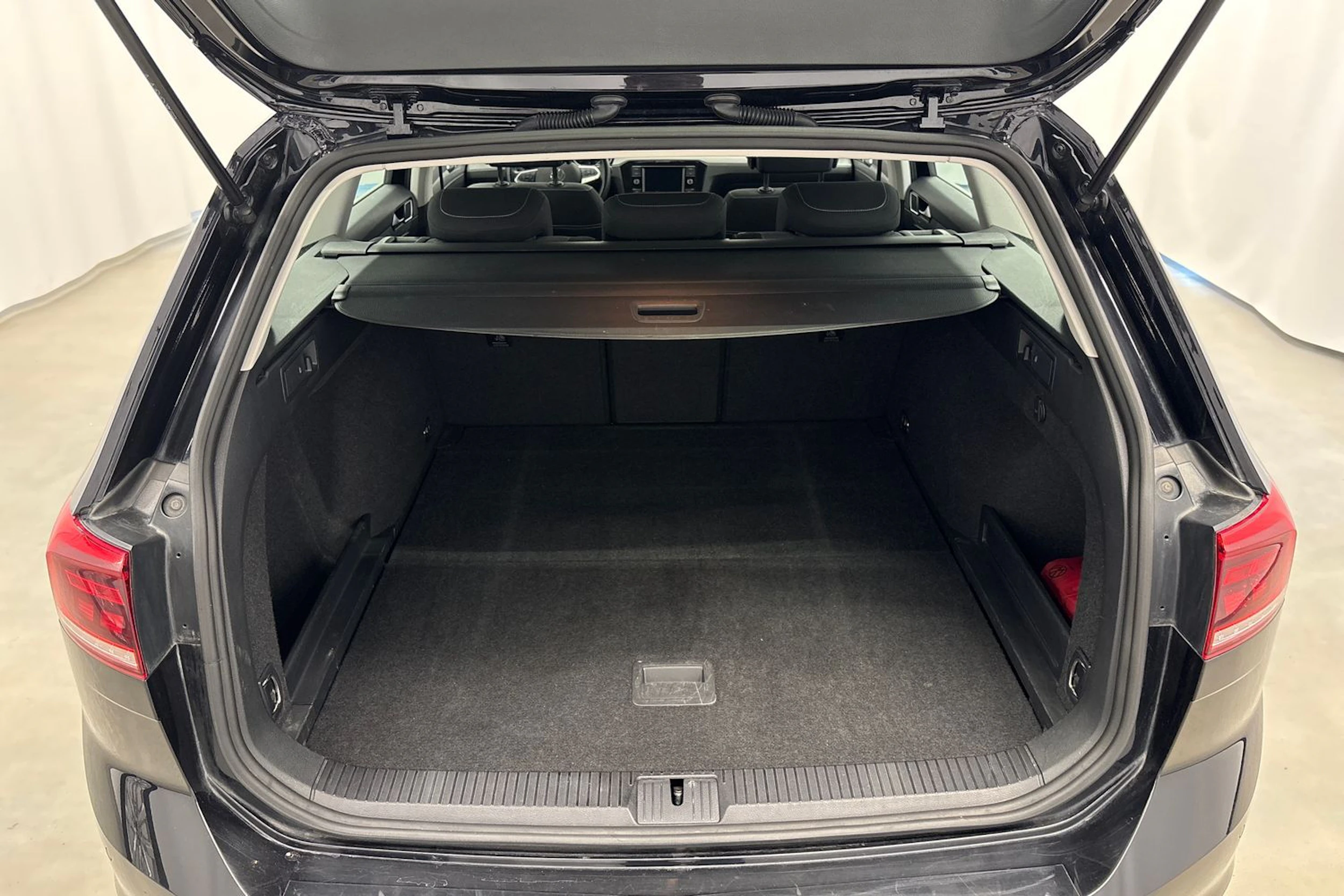 musta Volkswagen Passat 2024 kuva 21.