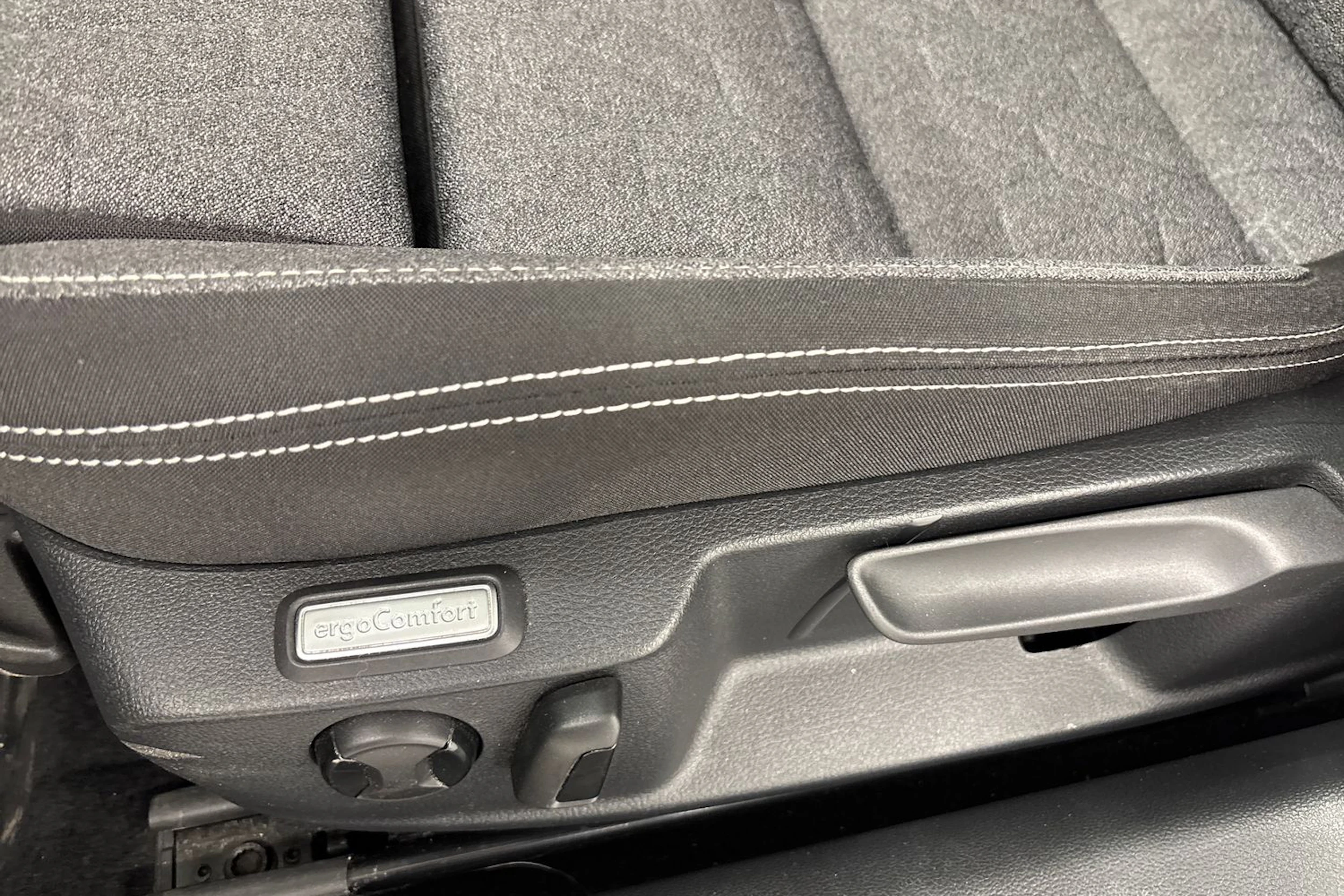 musta Volkswagen Passat 2024 kuva 22.