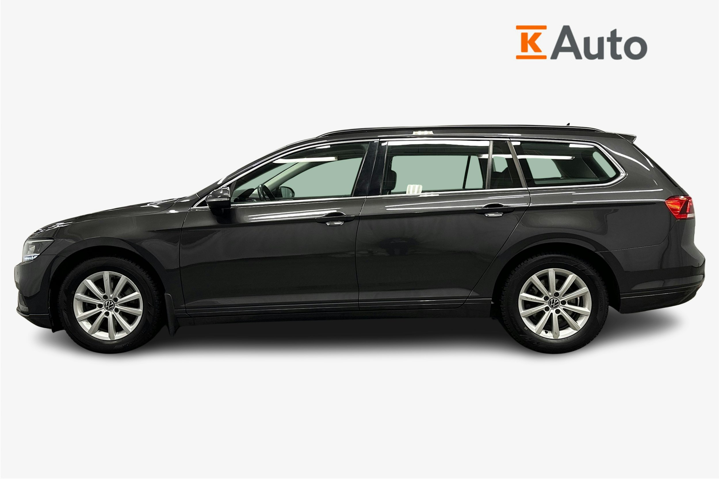 harmaa Volkswagen Passat 2024 kuva 6.