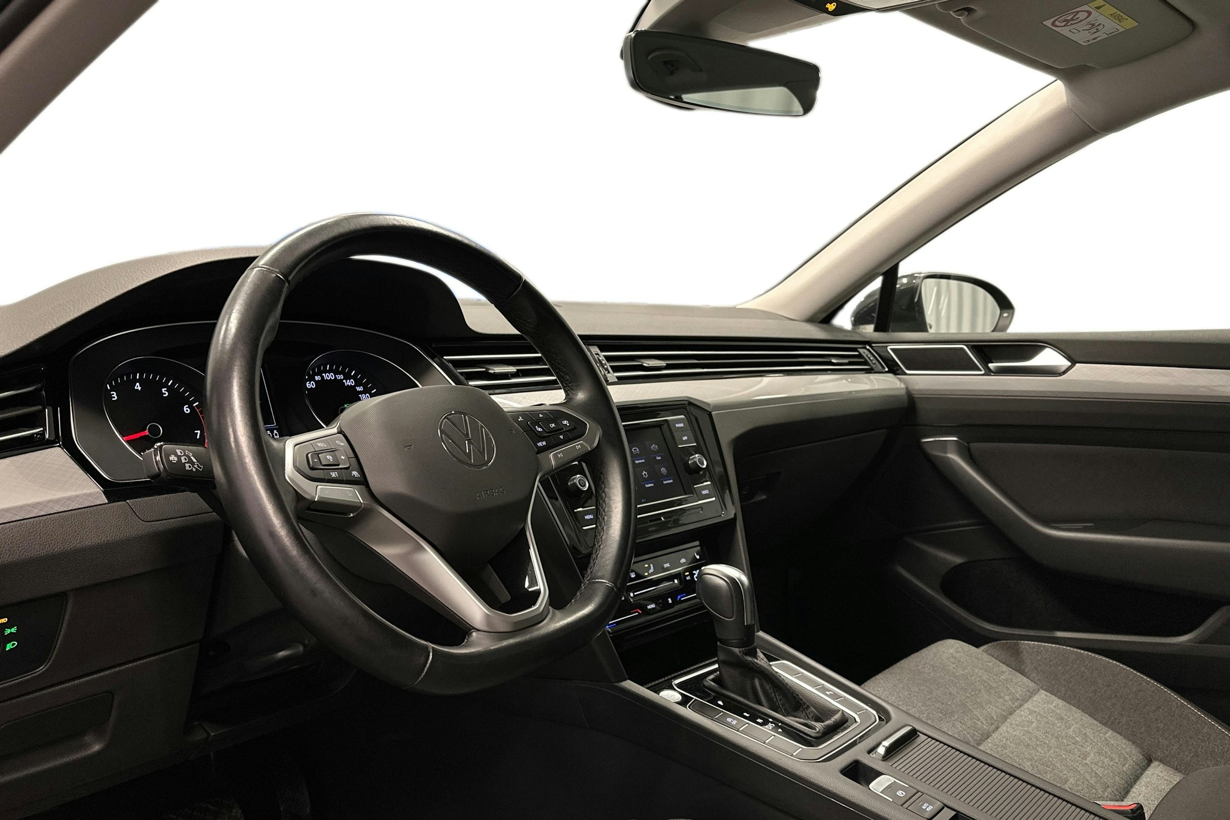 harmaa Volkswagen Passat 2024 kuva 7.