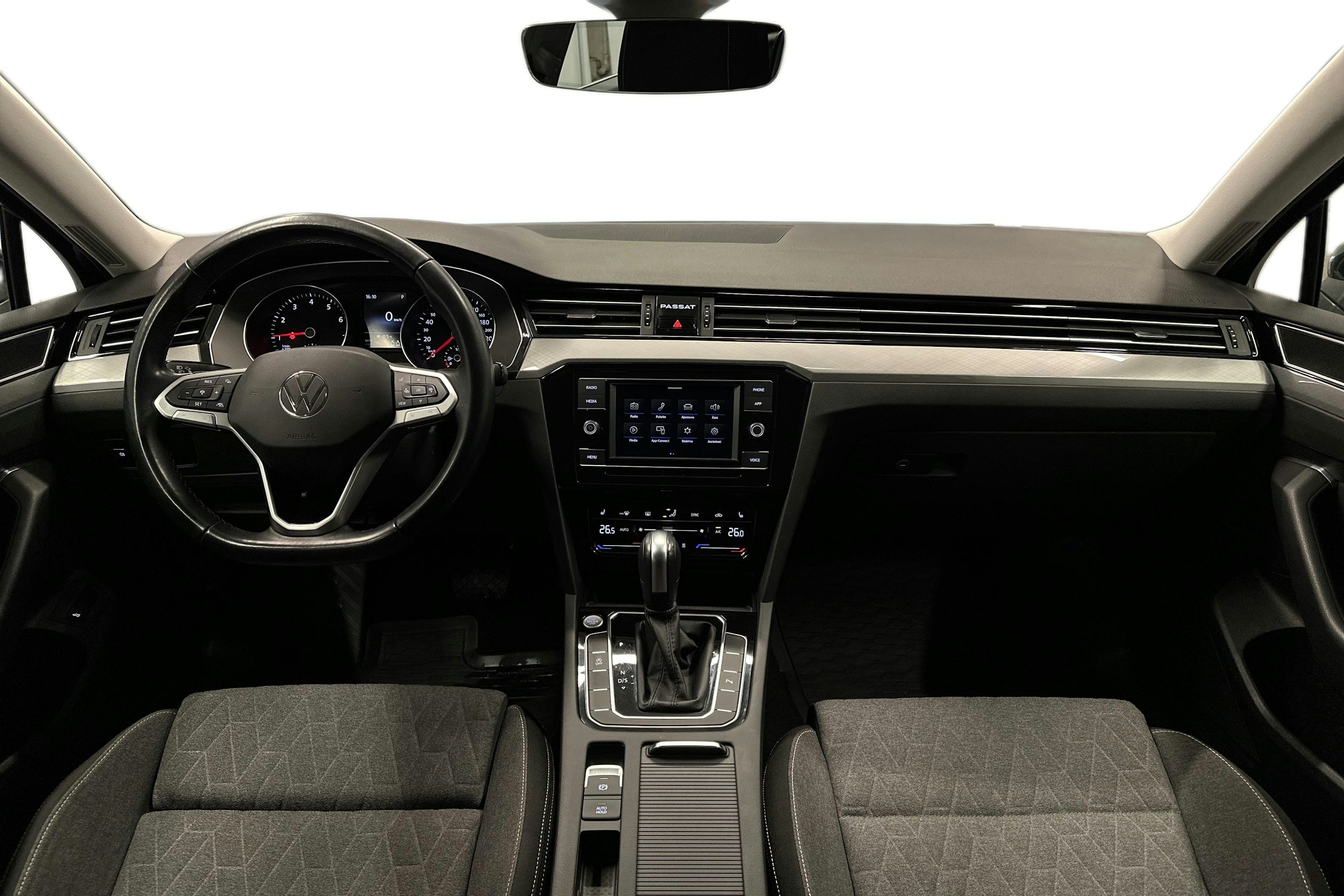 harmaa Volkswagen Passat 2024 kuva 9.