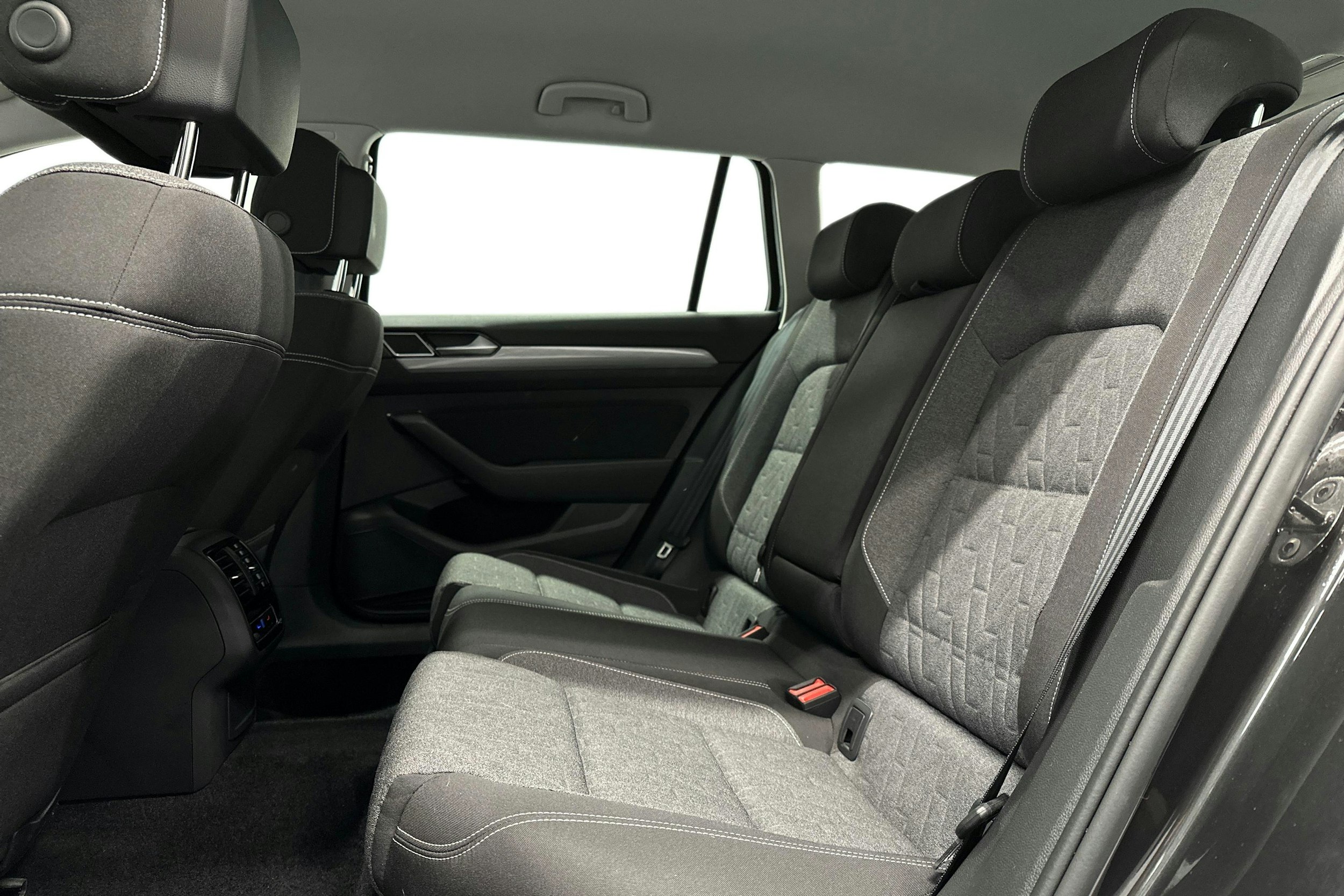 harmaa Volkswagen Passat 2024 kuva 10.