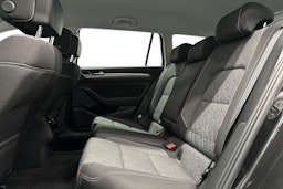harmaa Volkswagen Passat 2024 kuva 10.