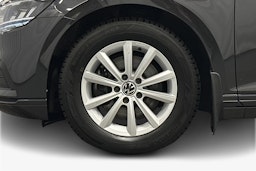 harmaa Volkswagen Passat 2024 kuva 11.