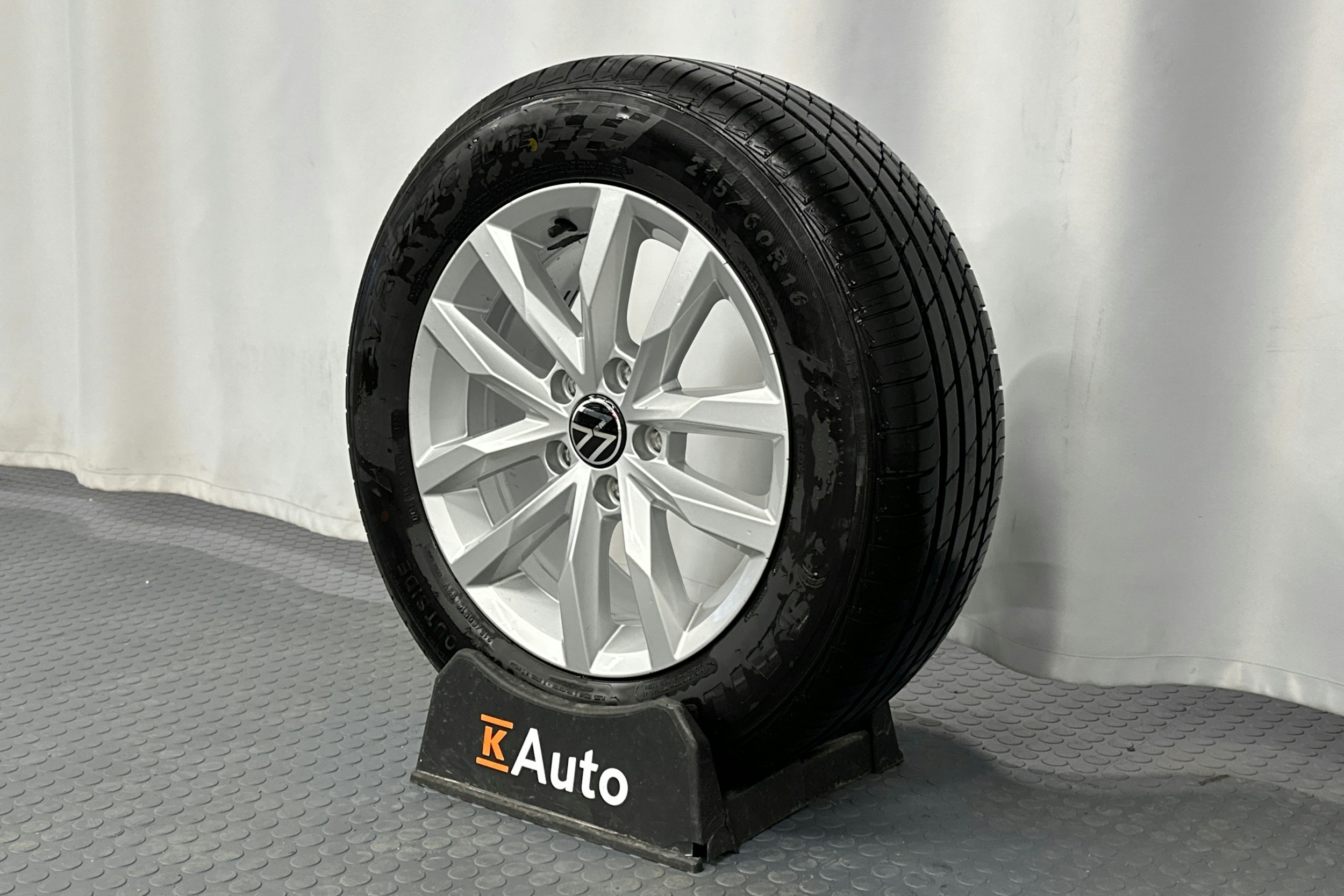 harmaa Volkswagen Passat 2024 kuva 13.