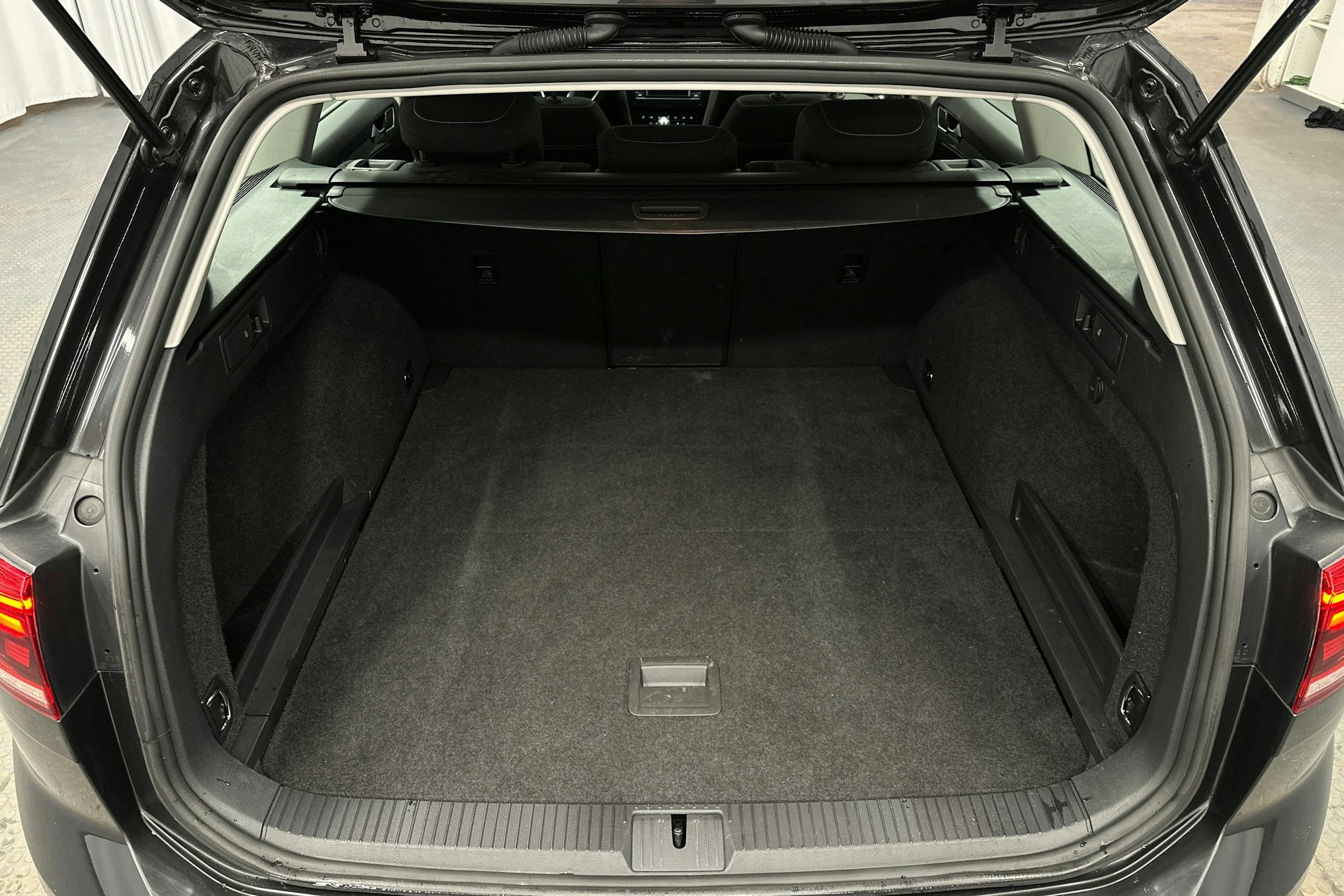 harmaa Volkswagen Passat 2024 kuva 14.