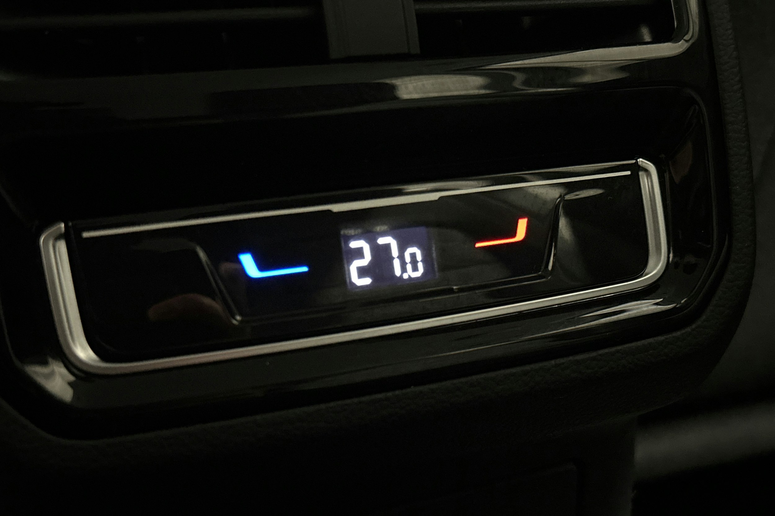 harmaa Volkswagen Passat 2024 kuva 15.