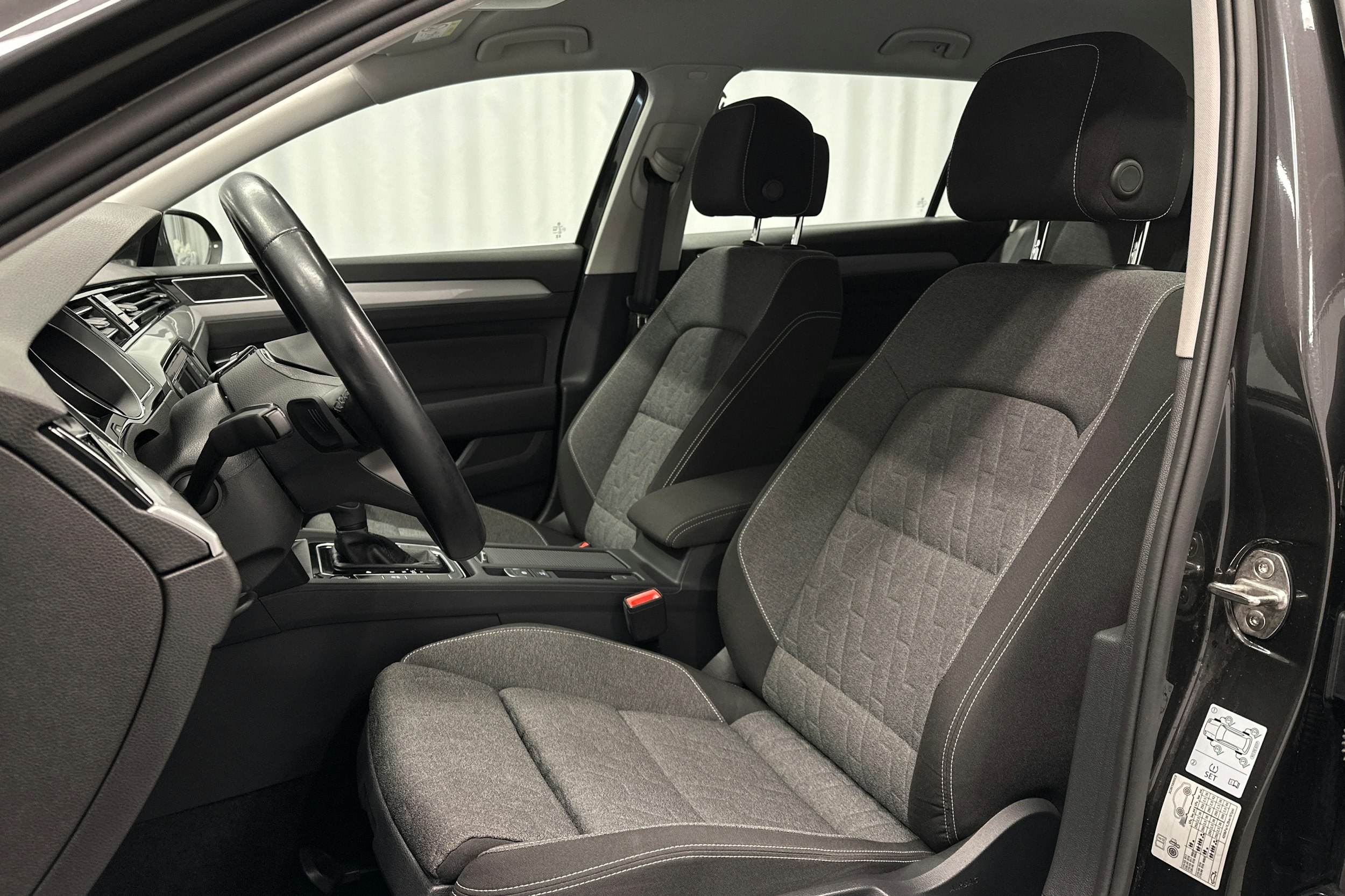 harmaa Volkswagen Passat 2024 kuva 16.