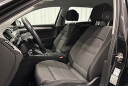 harmaa Volkswagen Passat 2024 kuva 16.