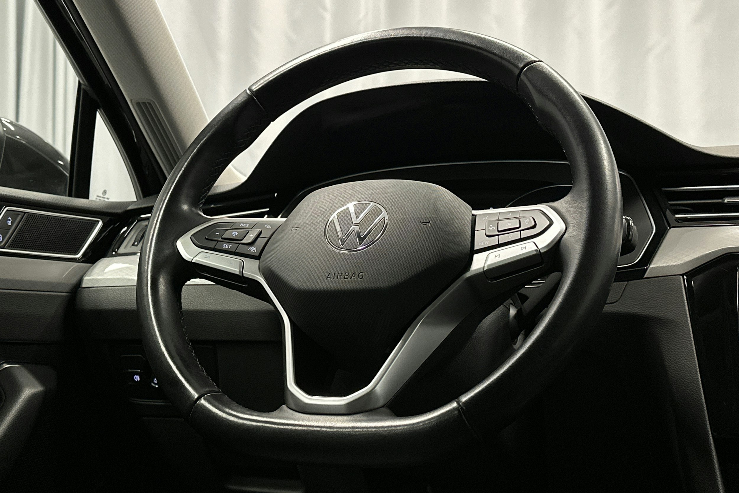 harmaa Volkswagen Passat 2024 kuva 17.