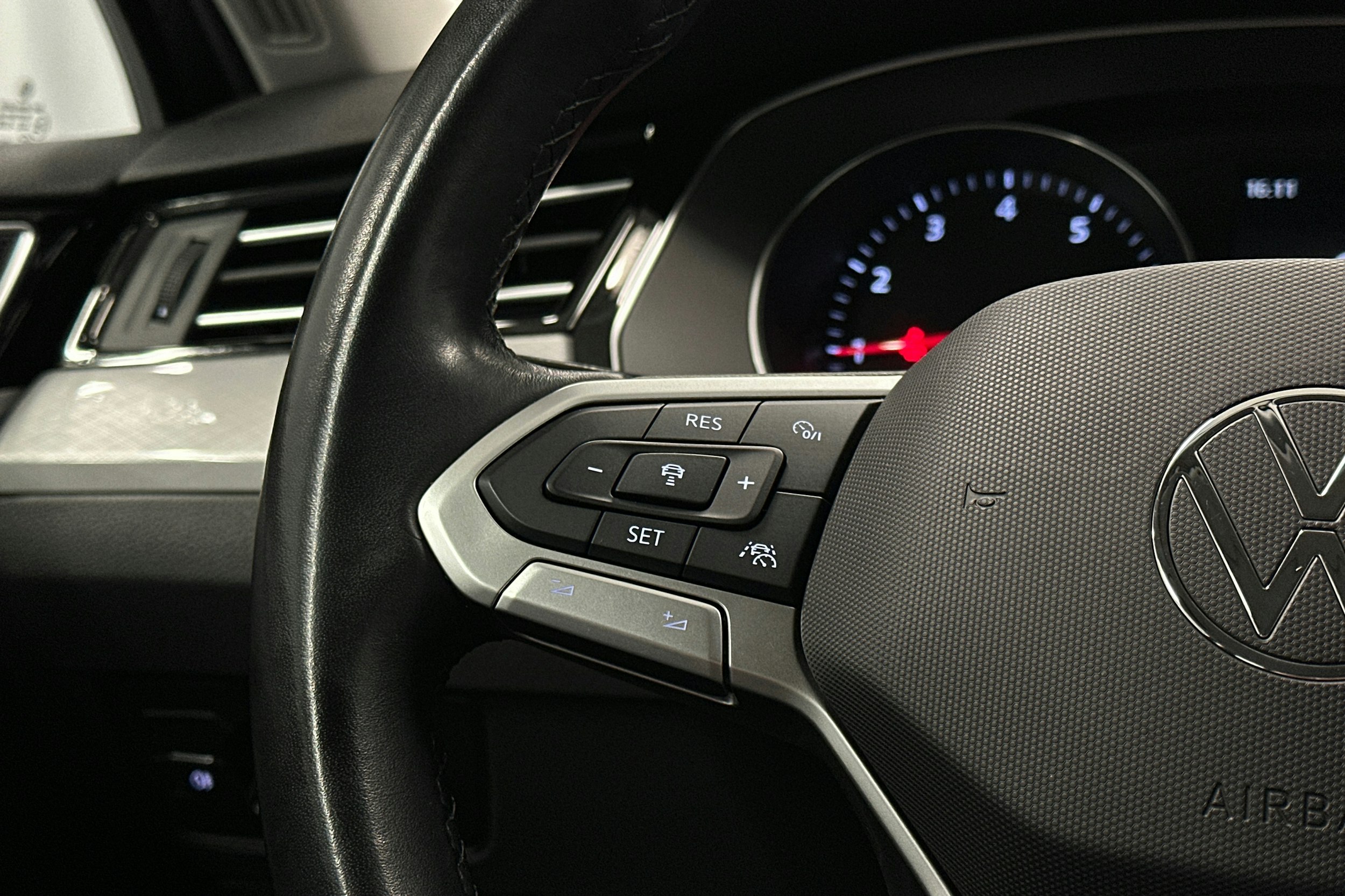 harmaa Volkswagen Passat 2024 kuva 18.