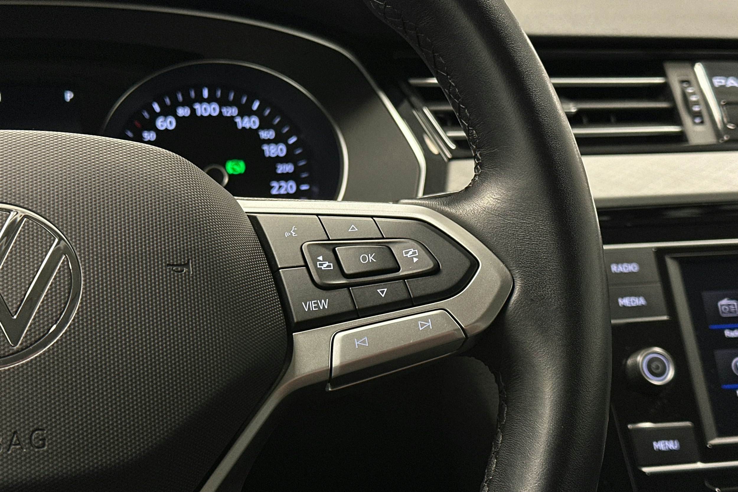 harmaa Volkswagen Passat 2024 kuva 19.