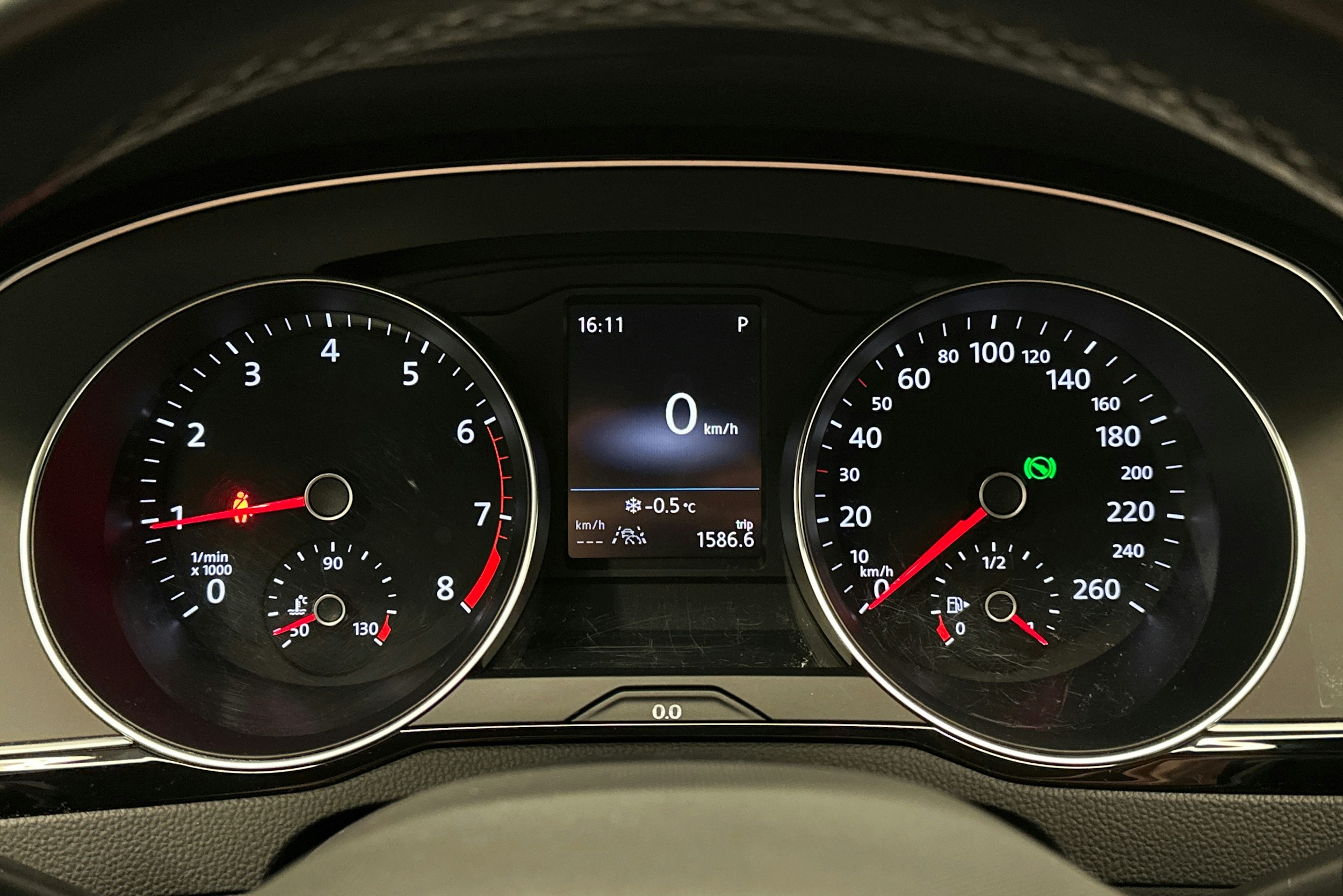 harmaa Volkswagen Passat 2024 kuva 20.