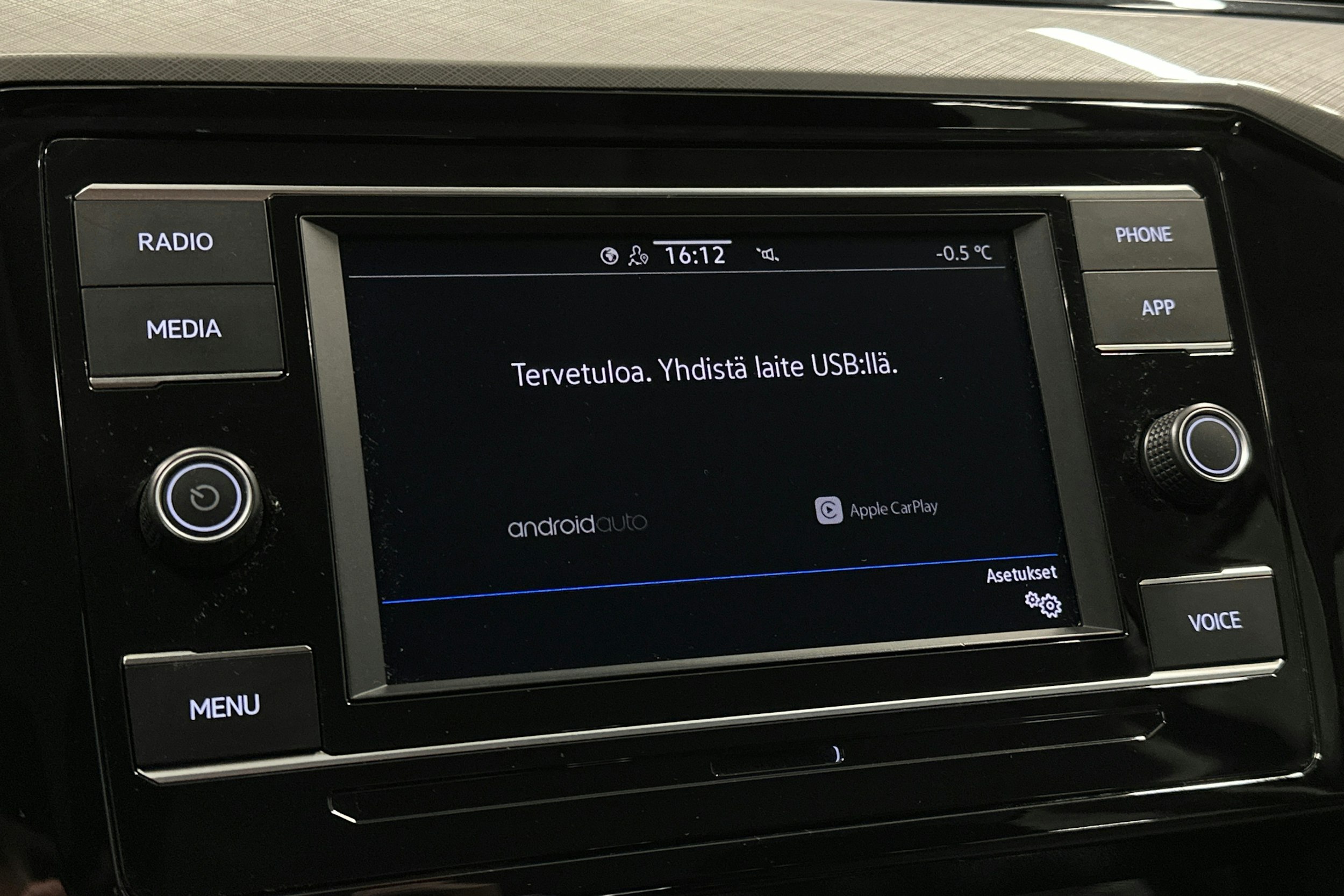 harmaa Volkswagen Passat 2024 kuva 21.