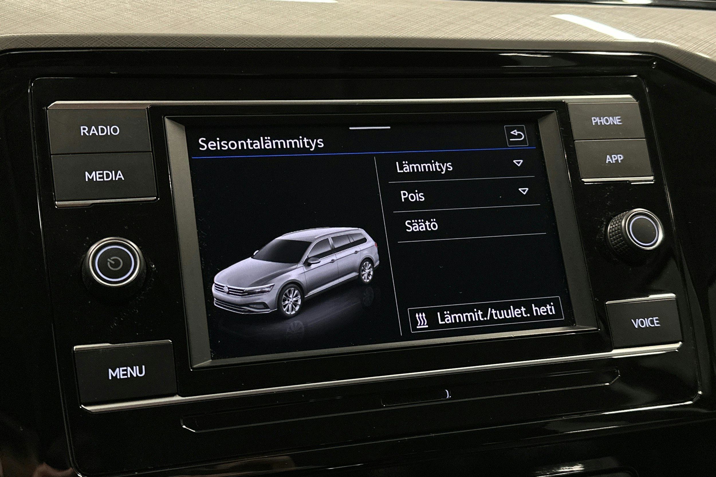 harmaa Volkswagen Passat 2024 kuva 22.