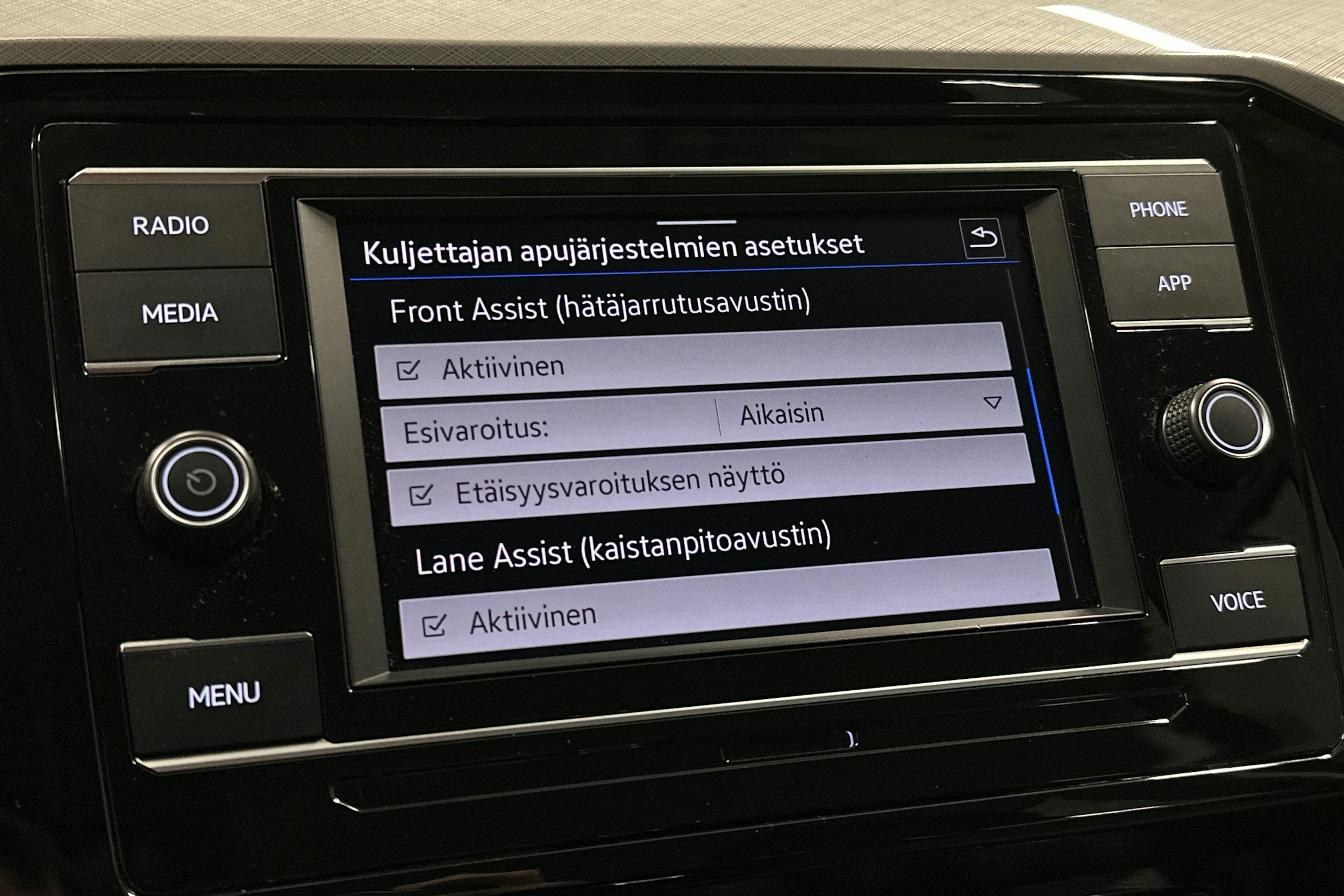 harmaa Volkswagen Passat 2024 kuva 24.