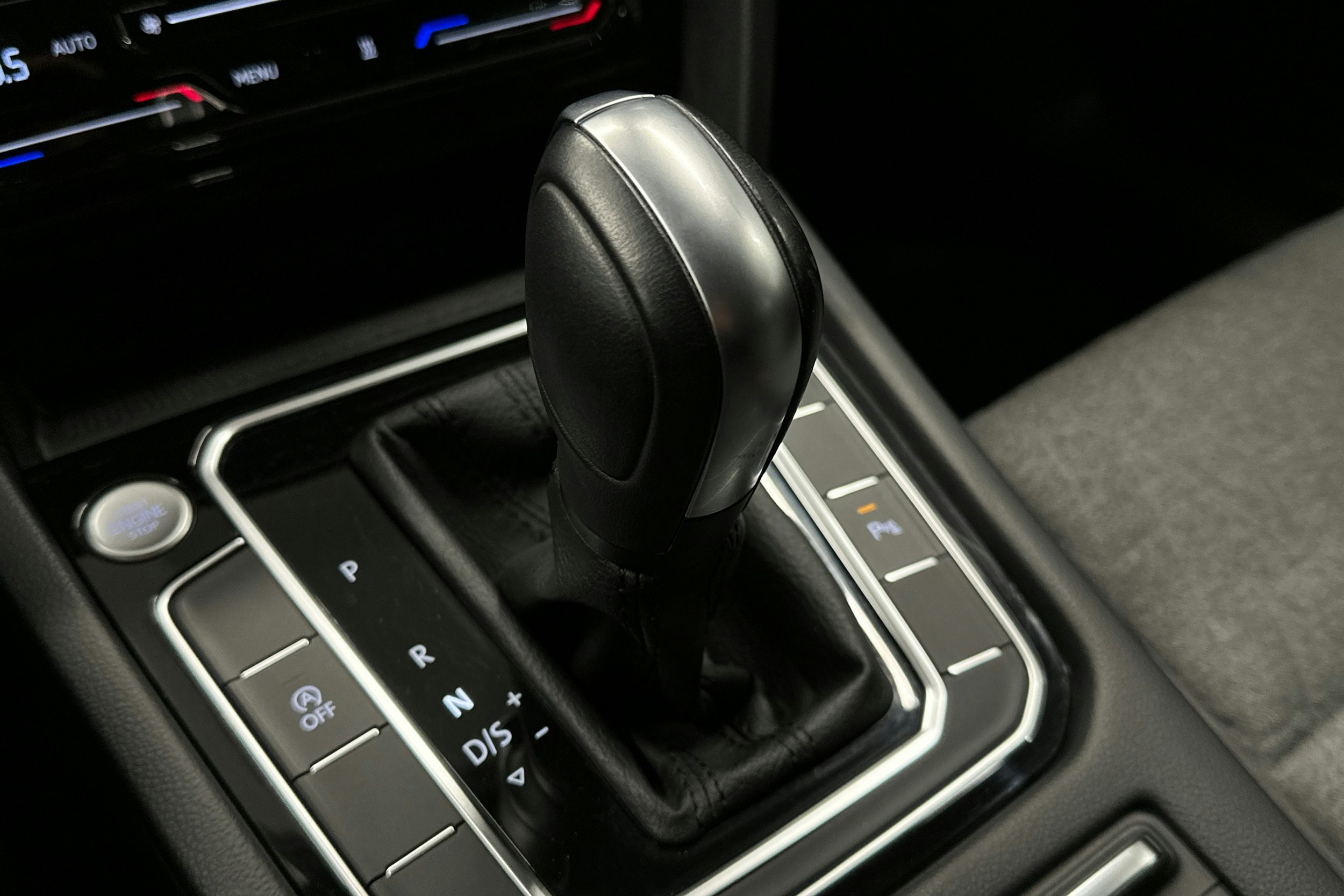 harmaa Volkswagen Passat 2024 kuva 28.