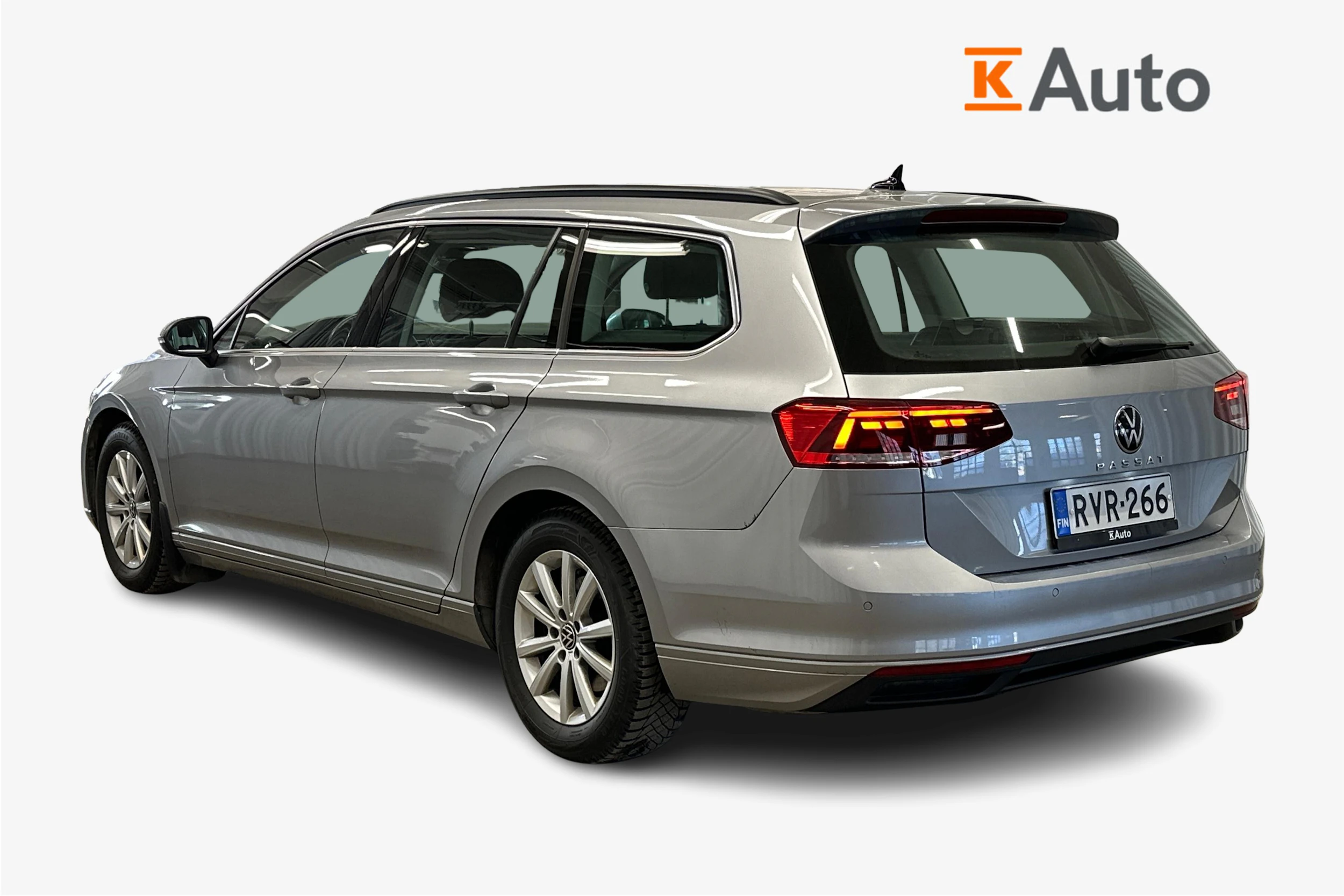 harmaa Volkswagen Passat 2024 kuva 2.