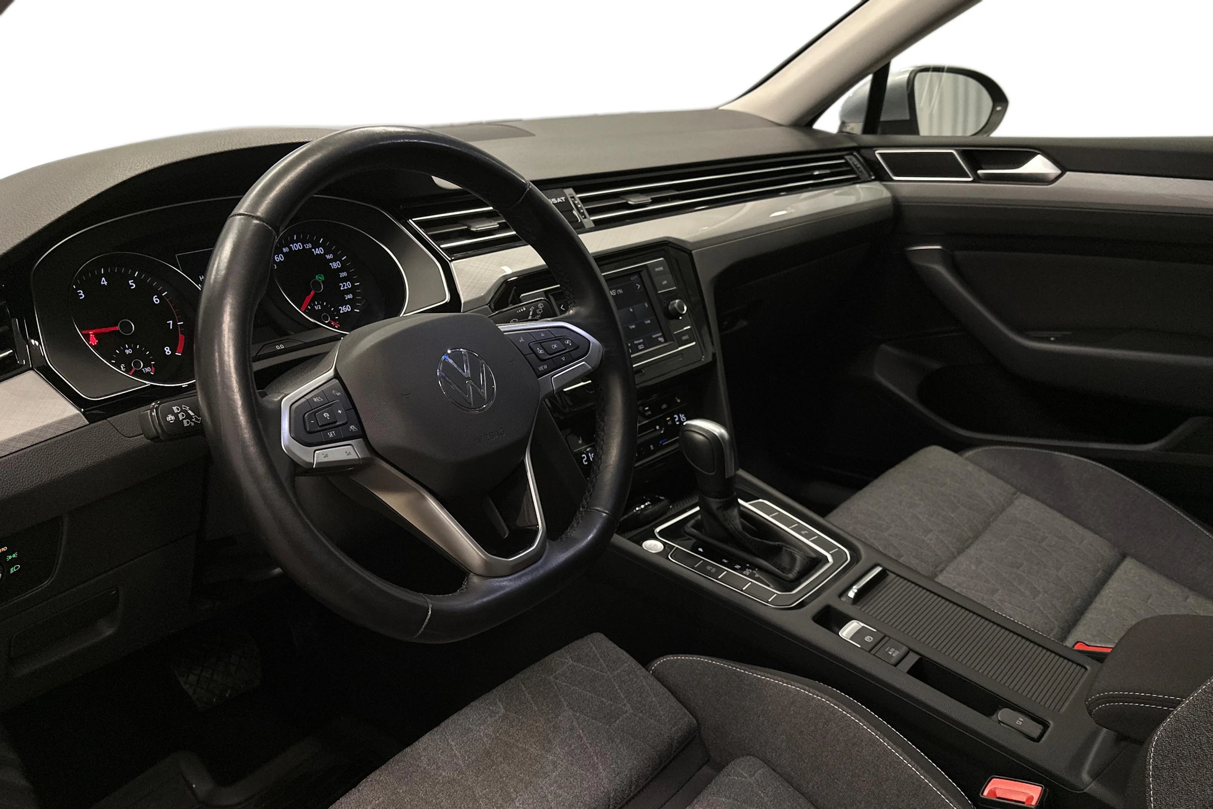 harmaa Volkswagen Passat 2024 kuva 6.