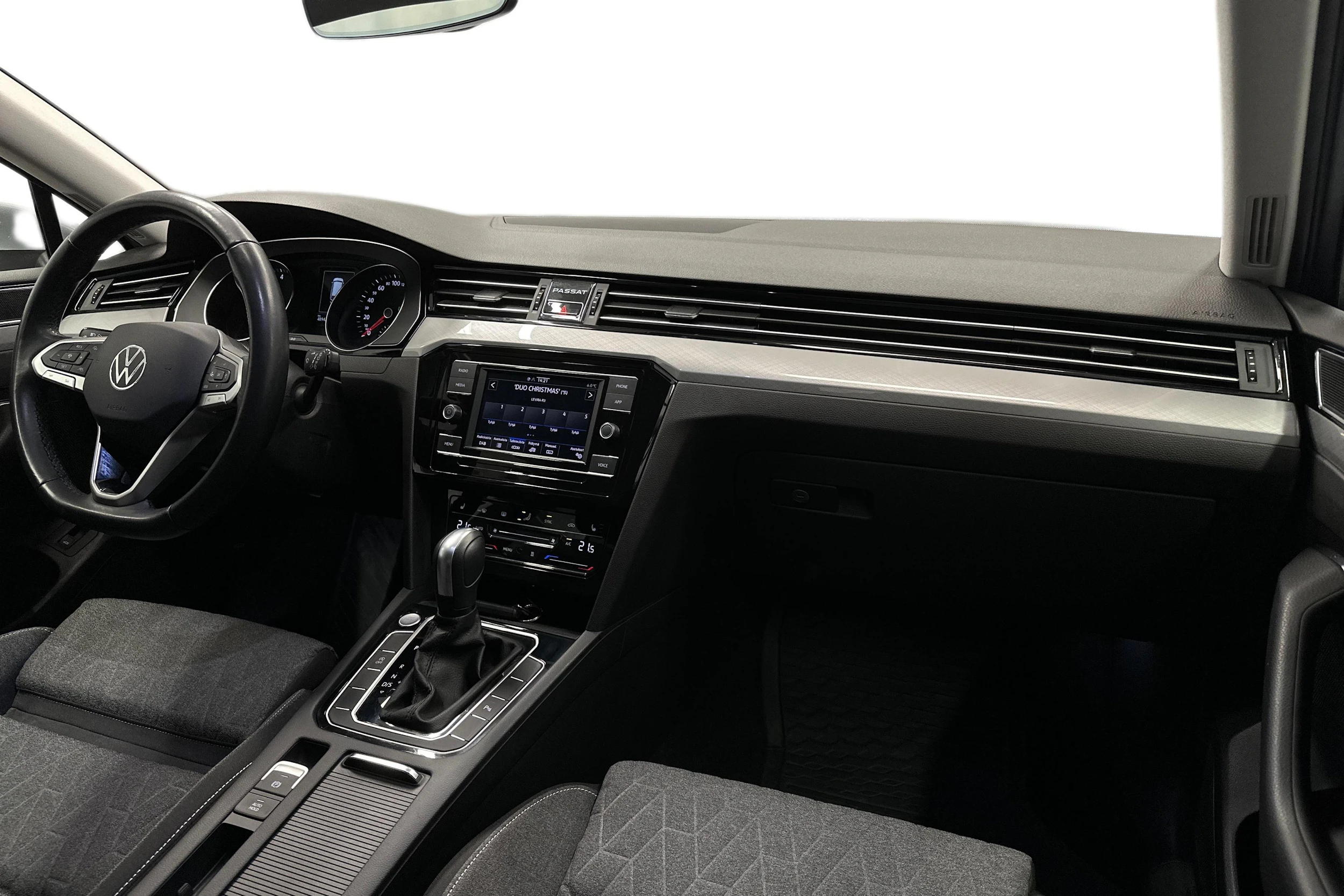 harmaa Volkswagen Passat 2024 kuva 7.