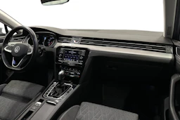 harmaa Volkswagen Passat 2024 kuva 7.