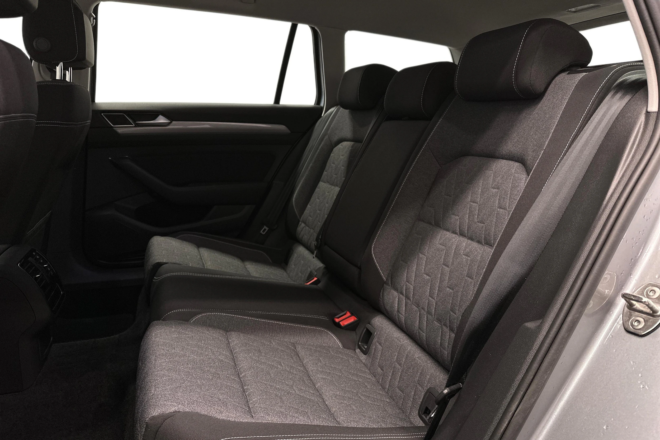 harmaa Volkswagen Passat 2024 kuva 8.
