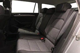 harmaa Volkswagen Passat 2024 kuva 8.