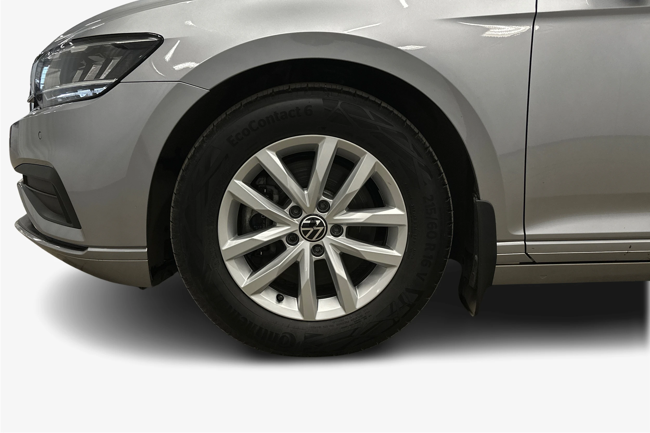 harmaa Volkswagen Passat 2024 kuva 9.