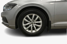harmaa Volkswagen Passat 2024 kuva 9.