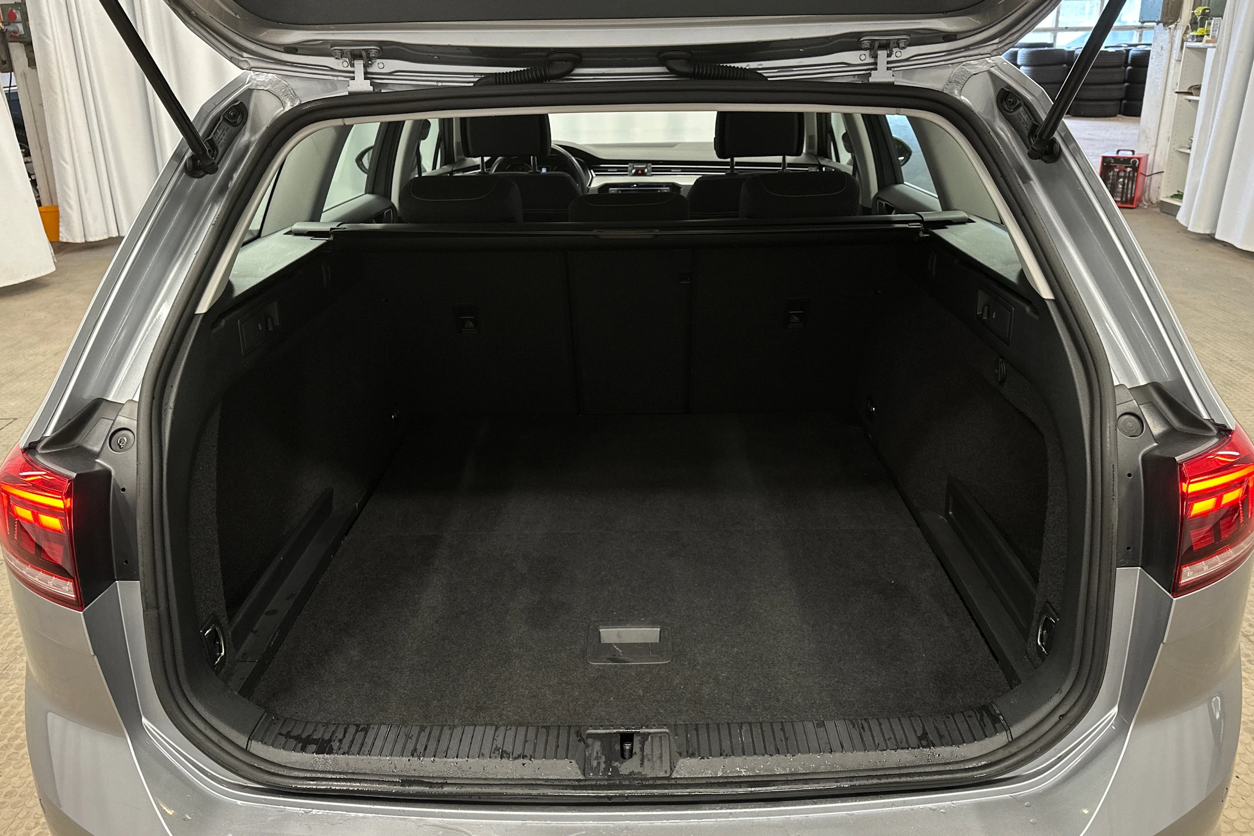 harmaa Volkswagen Passat 2024 kuva 11.