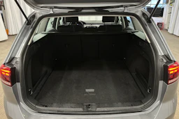 harmaa Volkswagen Passat 2024 kuva 11.