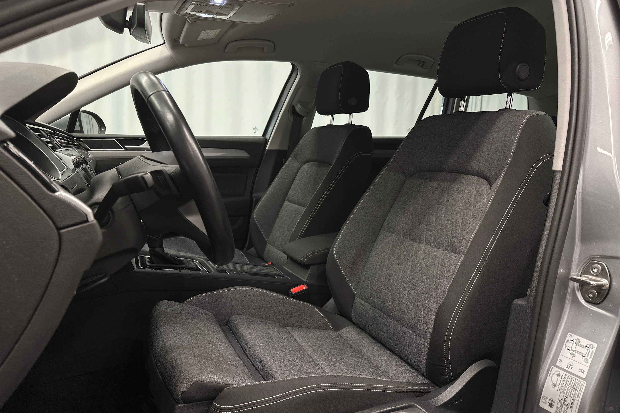 harmaa Volkswagen Passat 2024 kuva 12.