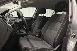 harmaa Volkswagen Passat 2024 kuva 12.