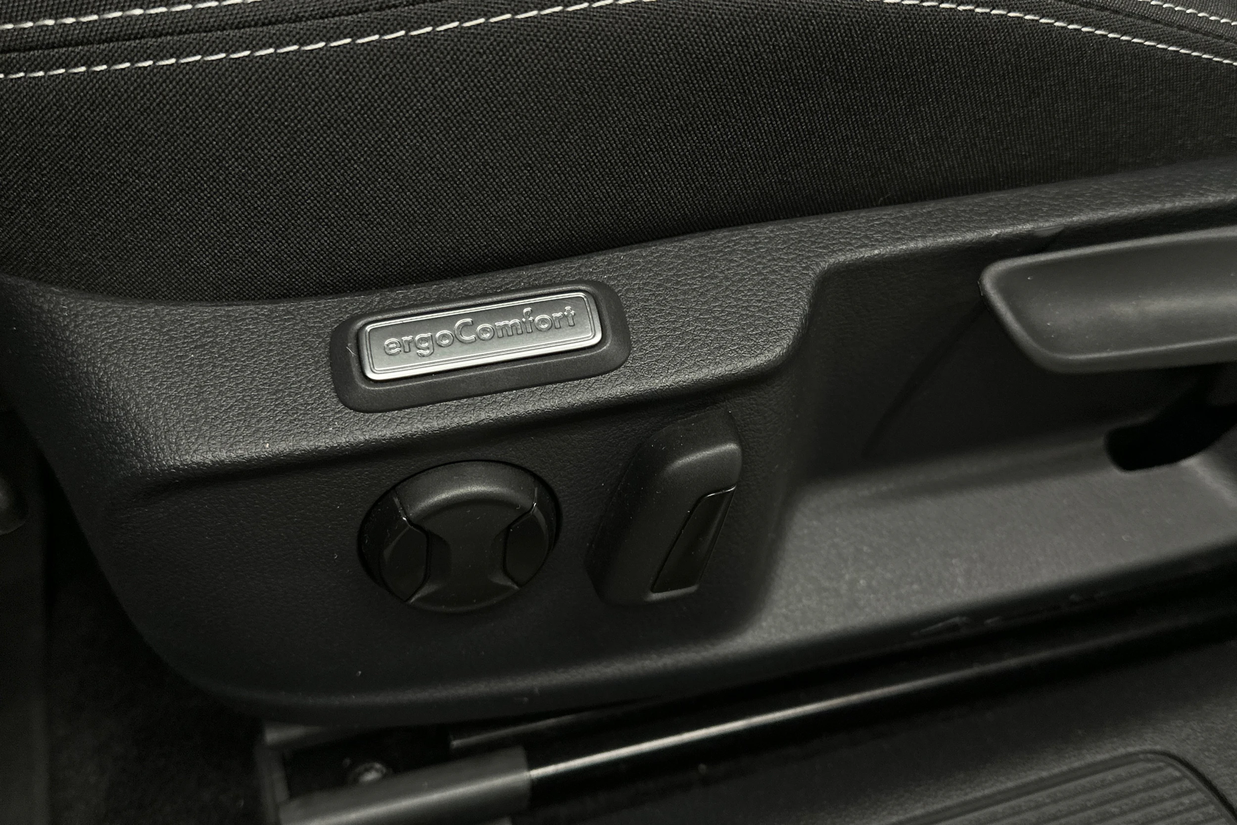 harmaa Volkswagen Passat 2024 kuva 13.
