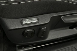 harmaa Volkswagen Passat 2024 kuva 13.